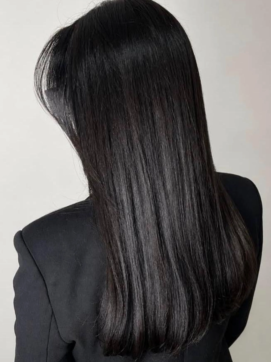 Cabelo longo, liso e alinhado com acabamento brilhante
