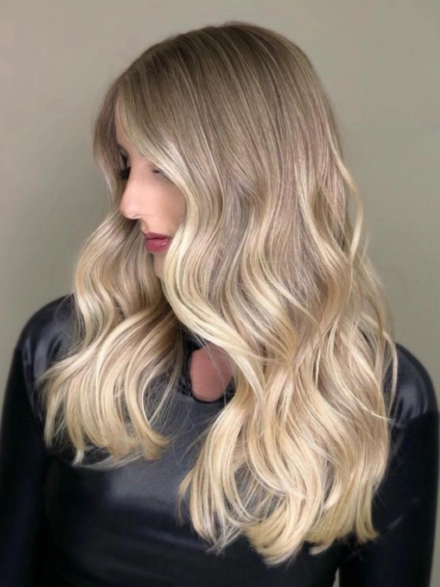 Cabelo loiro iluminado com ondas e finalização
